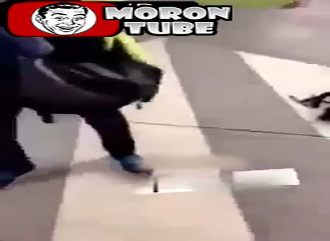 Video :Karma for a handbag thief in real time
